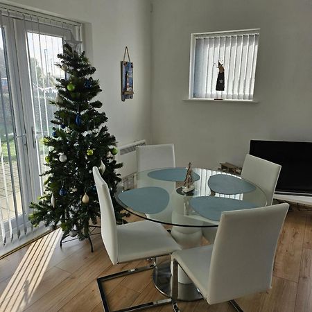 Coastal Apartment With Beach On Your Doorstep! Ланели Екстериор снимка